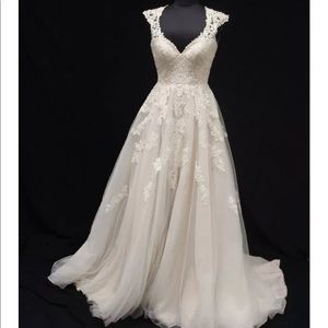 Stella York Wedding Dress- Size 8, Style 6391